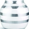 Bílá kameninová váza s detaily ve stříbrné barvě Kähler Design Omaggio